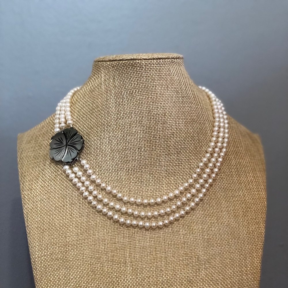 NWOT White Pearl Necklace with Mother of Pearl